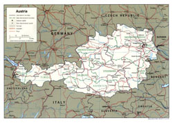 Детальная политическая и административная карта Австрии с городами и дорогами.